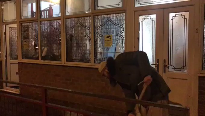 Flaş haber! İngiltere'de camilere balyozla saldırıldı!