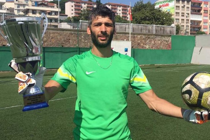 Parası ödenmeyen kaleci kulubün kupasına el koydu!