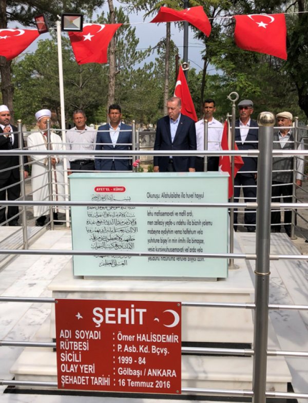 Erdoğan, Ömer Halisdemir'in kabrini ziyaret etti