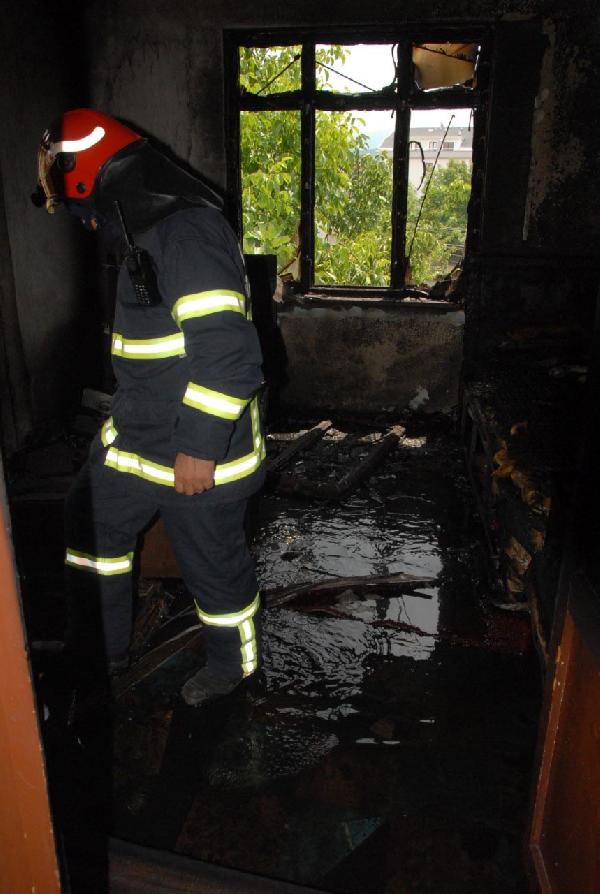 Evde yalnız kalan 3 kardeş yangın çıkardı!