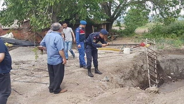 Manisa'da evlerinin bahçesindeki sondaj kuyusuna düşen çocuk hayatını kaybetti