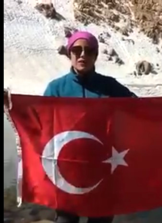 Dünyanın tepesine çıkan dağcı kadın 15 Temmuz şehitleri için Türk bayrağı açtı
