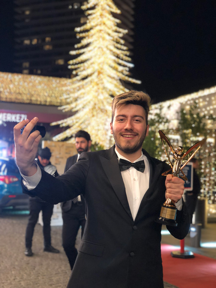 Enes Batur'un ödülü neden geri alındı