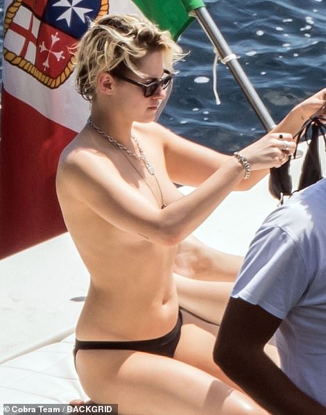 Kristen Stewart bikinisiz görüntülendi |Kristen Stewart sansürsüz