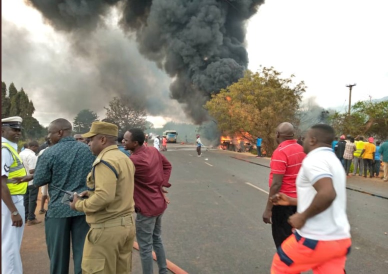 Yakıt tankeri patladı: 57 kişi yanarak hayatını kaybetti