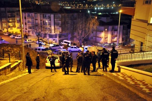 Ankara'da Berfin Ö. (16) ailevi problemler nedeniyle tartıştığı babası İlhami Ö.'yü (55), boğazından bıçaklayarak öldürdü. Olay, saat 00.15 sıralarında Keçiören ilçesine bağlı Atapark Mahallesi 1311. Sokak'ta bulunan bir apartman dairesinde meydana geldi. İmam nikahlı eşi ve kızıyla birlikte yaşayan İlhami Ö., ailevi problemler nedeniyle kızı Berfin Ö.'yle tartışma yaşadı. MUTFAKTAN ALDIĞI BIÇAĞI BABASINA SAPLADI Yaşanan tartışma kısa sürede kavgaya dönüştü. Kavganın sonunda Berfin Ö., iddiaya göre mutfaktan aldığı bıçakla babasını yaraladı. İlhami Ö., kanlar içerisinde yere yığıldı. Olay anında evde bulunan İlhami Ö.'nün imam nikahlı eşi Dilek C.'nin ihbarıyla adrese polis ve sağlık ekipleri sevk edildi. GENÇ KIZ GÖZALTINA ALINDI Sağlık ekiplerinin yaptığı kontrolde İlhami Ö.'nün hayatını kaybettiği belirlendi. Polis evde yaptığı incelemenin ardından Berfin Ö.'yü suç aletiyle bıçakla birlikte gözaltına aldı. Olayla ilgili soruşturma sürdürülüyor.