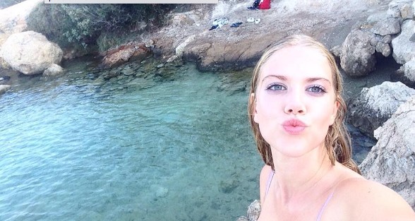 Çıplak pozlarıyla gündeme gelen Serel Yereli şarkıcı oldu!