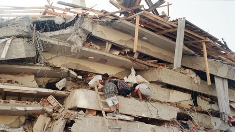 17 Ağustos 1999 Marmara Depreminden geriye kalan fotoğraflar, anı ve videolar