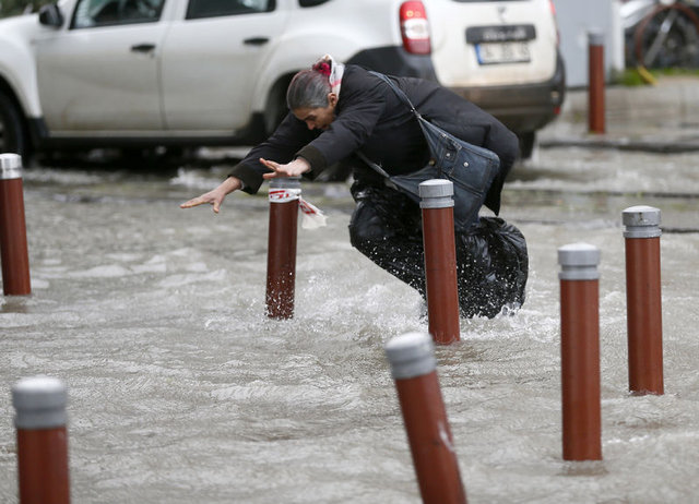 İzmir'de Deniz Taştı Yollar Göle Döndü