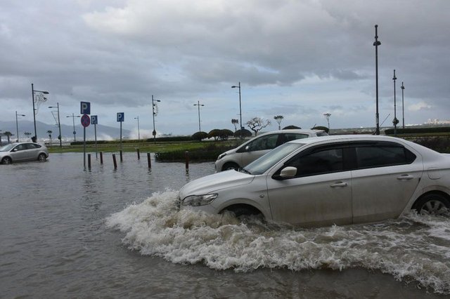 İzmir'de Deniz Taştı Yollar Göle Döndü