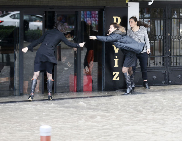 İzmir'de Deniz Taştı Yollar Göle Döndü