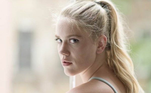 Çıplak pozlarıyla gündeme gelen Serel Yereli şarkıcı oldu!