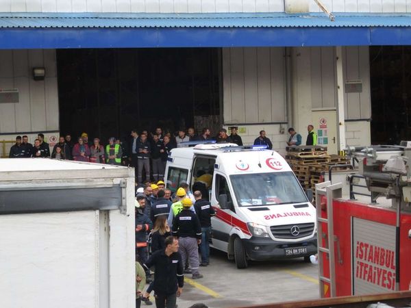 Tuzla'da 4 İşçinin Üzerine Raflar Devrildi