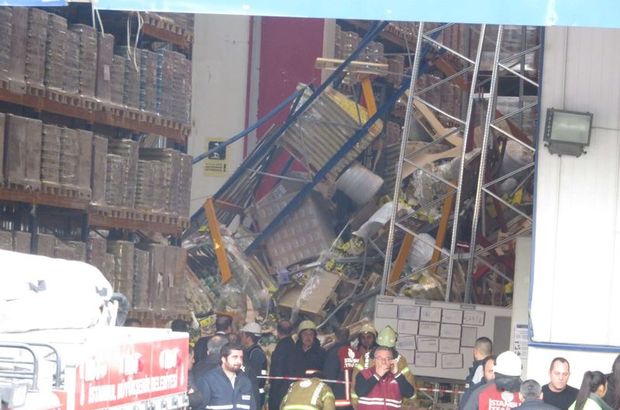 Tuzla'da 4 İşçinin Üzerine Raflar Devrildi