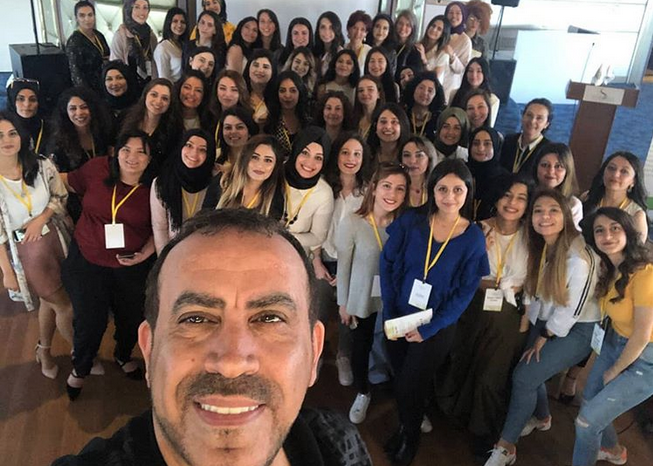 Haluk Levent küçük kıza kulaklık alan aileye kahvaltı hazırladı 