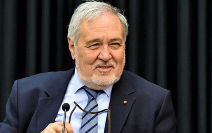 İlber Ortaylı şaşırttı! Bir anda ayağa kalktı ve eline sarıldı