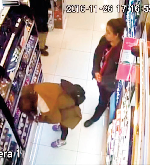 Kozmetik mağazasında çıplak arama işkencesi