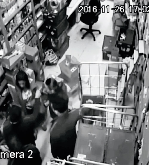 Kozmetik mağazasında çıplak arama işkencesi