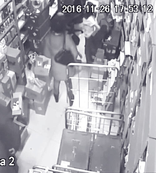 Kozmetik mağazasında çıplak arama işkencesi