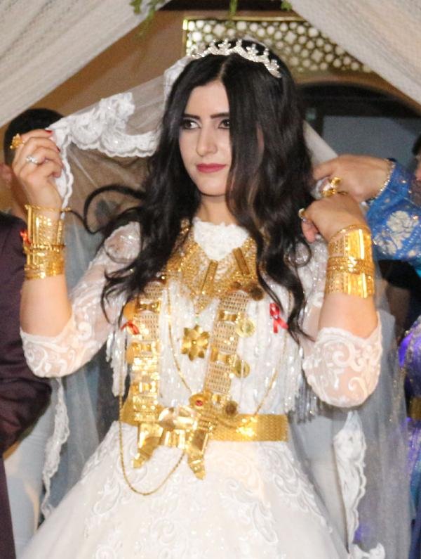 Şanlıurfa'da aşiret düğününde geline 3 kilo altın takıldı