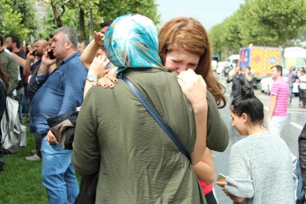Beyoğlu'nda çökme tehlikesi yaşanan bina çöktü | İşte binanın çökme anı