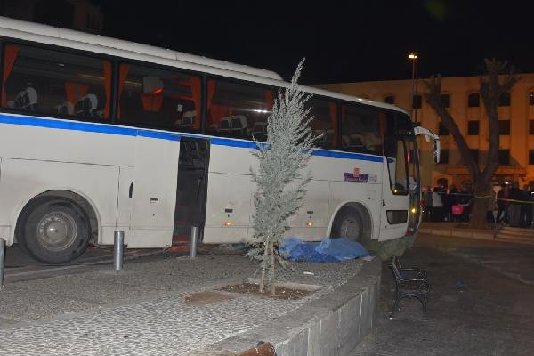 İzmir'de facia! Otobüs yayaların arasına daldı