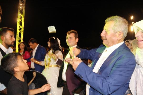 Şanlıurfa'da aşiret düğününde geline 3 kilo altın takıldı