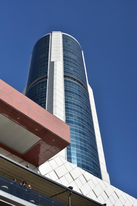 İntihar etmek isteyen genç adam çatıya düştü 