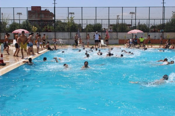 Sıcaklık 61 dereceyi gösterdi, serinlemek için havuzlarda kuyruklar oluştu