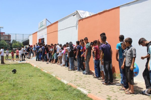 Sıcaklık 61 dereceyi gösterdi, serinlemek için havuzlarda kuyruklar oluştu