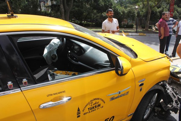 Şişli'de alkollü sürücü kaza yaptı