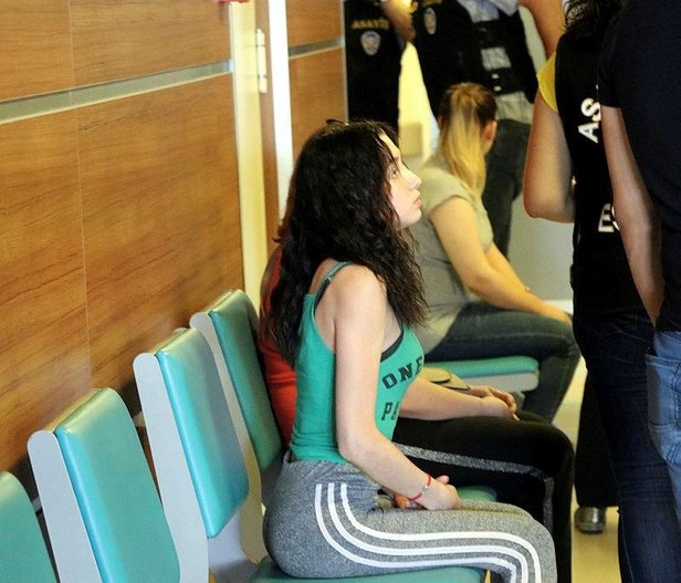 Sarar ailesini darp eden 6 zanlı yaralanarak Türkiye'ye getirildi!