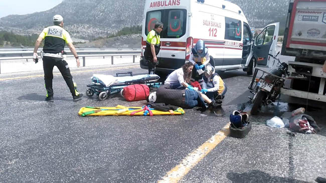 Antalya'da Motosiklet TIR'a Çarptı