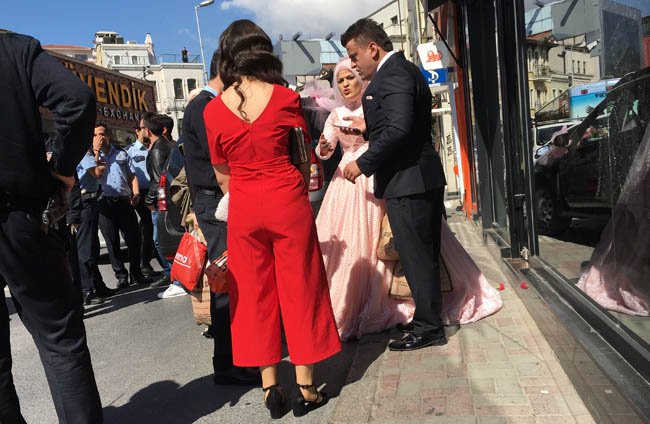 Gelin ve damat düğüne gidecekken karakola gittiler