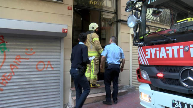 Ulaşamayınca evine gittiği arkadaşını banyoda elektrik çarpmış halde buldu