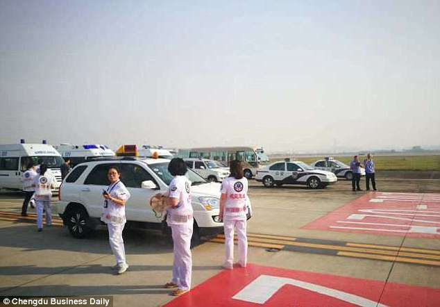 Uçağın camı kırıldı! Pilot dışarı fırlıyordu ki...