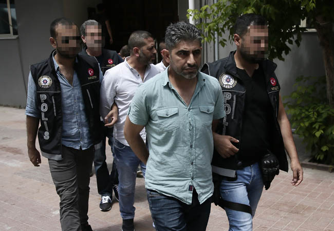 İzmir'deki torbacıların evinden binlercesi çıktı