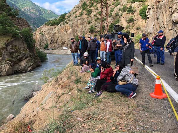 Artvin'de otomobil Çoruh Nehri'ne uçtu: 1 ölü 2 kayıp