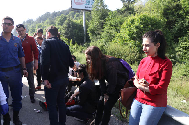 Bolu'da minibüs iş makinesiyle çarpıştı! 10 yaralı