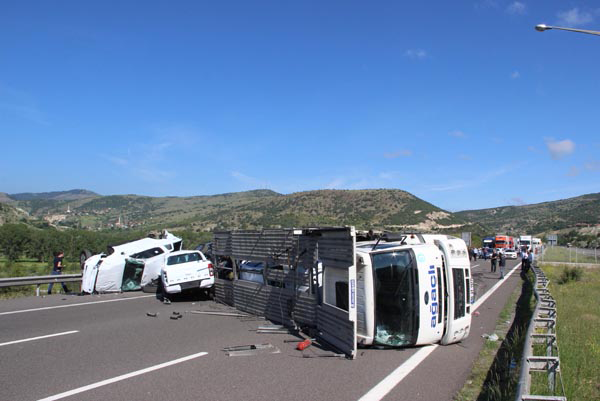 Ankara'da sıfır araç taşıyan TIR devrildi! TEM Otoyolu trafiğe kapandı