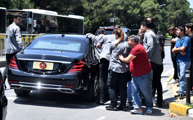 Erdoğan görüşmeye giderken yol kenarında onları görünce konvoyu durdurdu