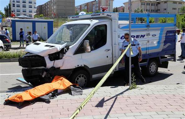 Oğlunu YKS'ye bırakan baba trafik kazasında öldü, polis telefonu açamadı