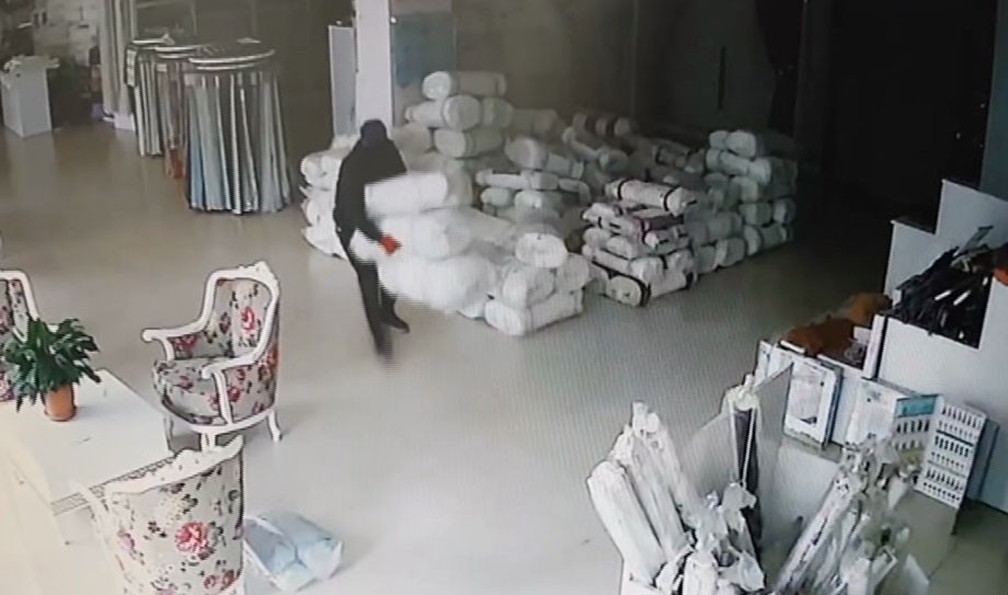 Pendik'te 1,5 Dakikada 25 Bin TL Hırsızlık