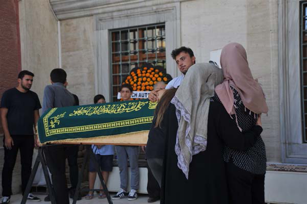 Anne babasının kavgasında boğazından bıçaklanan Can Türker'in cenazesi defnedildi