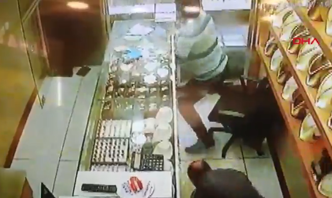 Kurşun yağdıran çarşaflı soyguncuya elindeki telefonla direndi