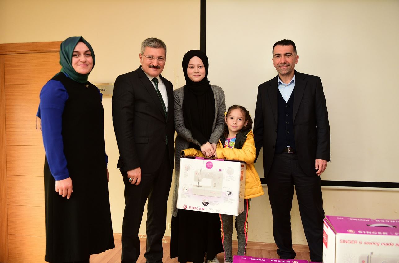 Pendik'te 'terzilik kursu' mezunlarına dikiş makinesi hediyesi