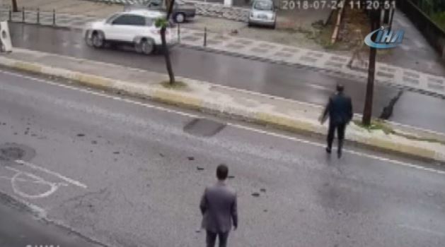 Pendik'te bankadan çıkan vatandaşı soyan hırsızlar lüks araçla kaçtı