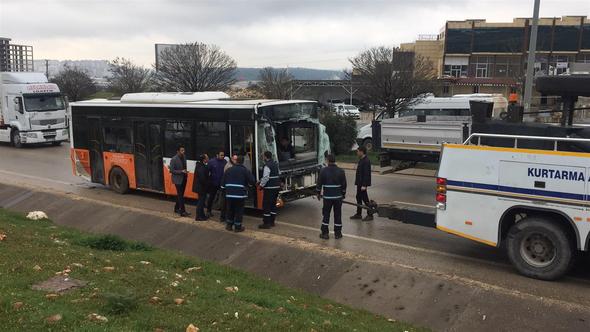 Belediye otobüsü devrilmesi sonucu 25 kişi yaralandı