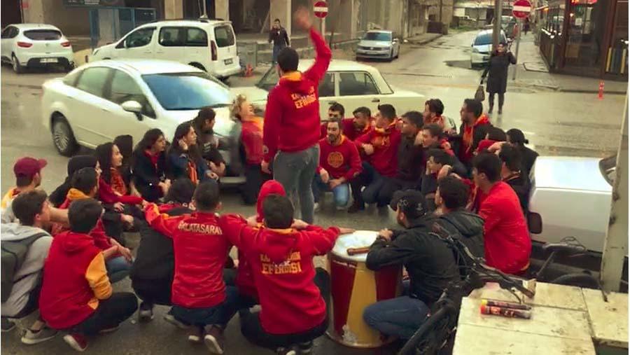 Bir araç, tezahürat yapan Galatasaray taraftarının arasına daldı