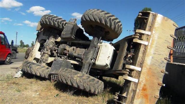 Korkunç kaza! Otomobille iş makinesi çarpıştı: Ölü ve yaralılar var